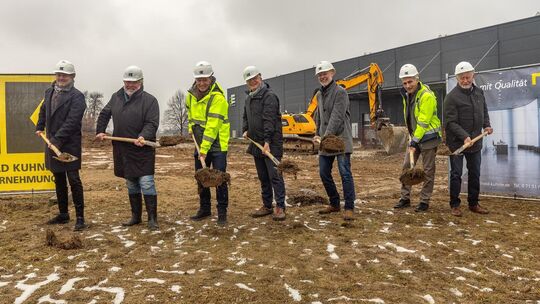 Hoch die Spaten: Im Kirchheimer Kruichling entsteht bis November eine neue Produktionshalle. Foto: Carsten Riedl Hoch die Spaten: Im Kirchheimer Kruichling entsteht bis November eine neue Produktionshalle. Foto: Carsten Riedl