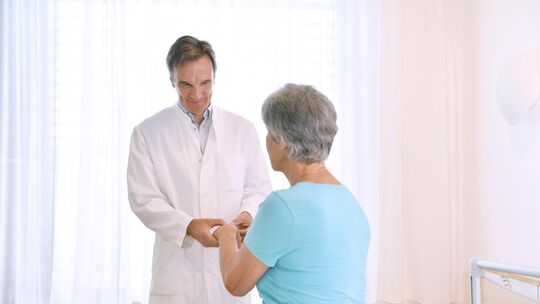 Professor Dr. Bernhard Hellmich, Chefarzt der Rheumatologie, bei der Untersuchung einer Patientin. Foto: Medius-Kliniken Professor Dr. Bernhard Hellmich, Chefarzt der Rheumatologie, bei der Untersuchung einer Patientin. Foto: Medius-Kliniken