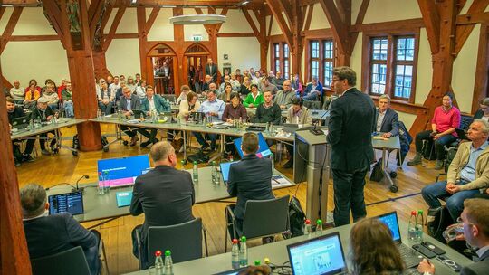 OB Matthias Klopfer schwört Bürgerschaft und Gemeinderat auf einen Sparkurs ein. Foto: Roberto Bulgrin