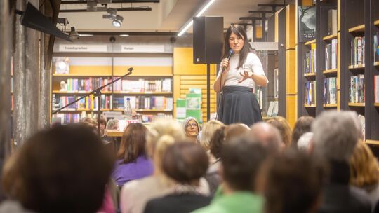 In der voll besetzten Buchhandlung Zimmermann nimmt Autorin Vea Kaiser ihr Publikum mit ins Wien der 80er-Jahre.  Foto: Carsten