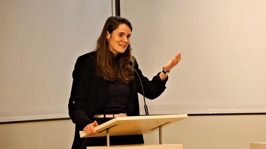 Léonie de Jonge plädiert für verbindliche Leitlinien, die deutlich machten, wo die Grenze des demokratisch Tolerierbaren verlauf Léonie de Jonge plädiert für verbindliche Leitlinien, die deutlich machten, wo die Grenze des demokratisch Tolerierbaren verlauf
