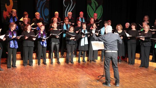 Der SingOutChor begeisterte beim Konzert "Klang der Elemente" mit vokaler Präzision und stilistischer Vielfalt. Fotos: Rainer Ke