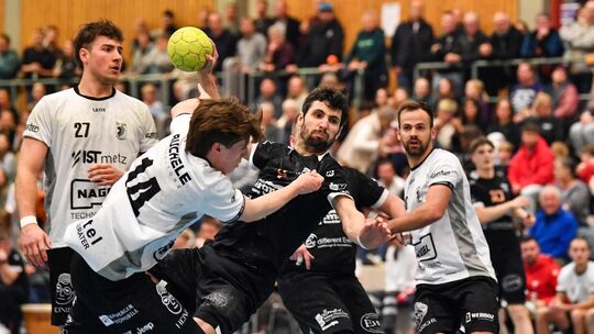 Kaum ein Durchkommen für die HSG: Gegen die Gäste aus Zizishausen tat sich die Tälessieben schwer. Foto: Markus Brändli