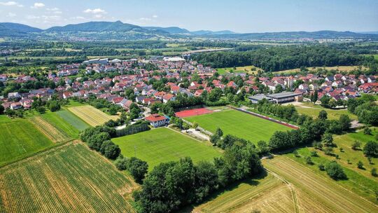 Die idyllisch gelegene Gemeinde muss derzeit die Ausgaben drosseln: Der Gemeinderat zieht mit. Archivfoto: Carsten Riedl