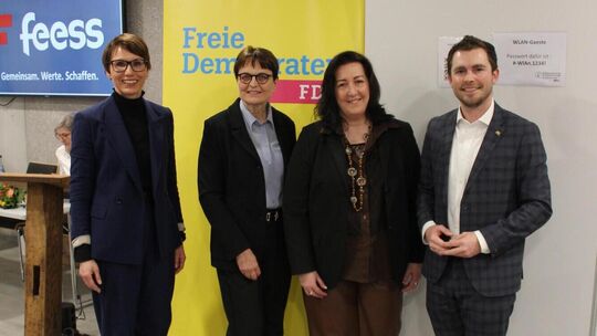 Judith Skudelny (v. l.), Irmgard Freidler, Nicole Falkenstein und Dennis Birnstock waren beim Neujahrsempfang der FDP. Foto: Kai