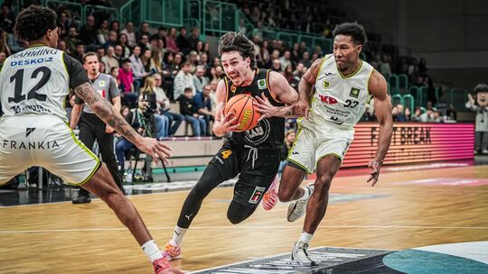 Gian Aydinoglu (am Ball) und die Bozic Knights unterlagen auch im Rückspiel gegen das Team aus Bayreuth. Dieses Mal wurde die Pa