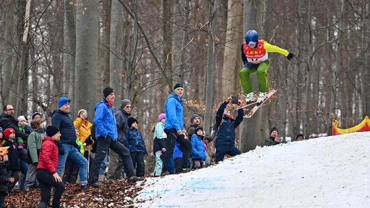 Das Schanzenspringen in Neidlingen versprühte einen Hauch von Garmisch. Foto: Markus Brändli