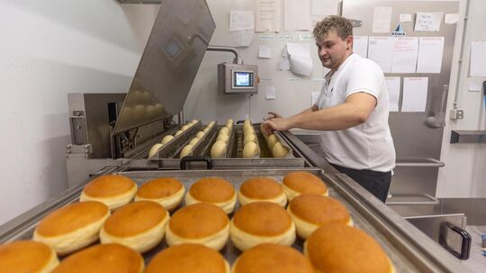 Wenn die Narren ihr Unwesen treiben, läuft die Berlinerproduktion in der Bäckerei Huttenlocher in Jesingen auf Hochtouren. Kondi Wenn die Narren ihr Unwesen treiben, läuft die Berlinerproduktion in der Bäckerei Huttenlocher in Jesingen auf Hochtouren. Kondi