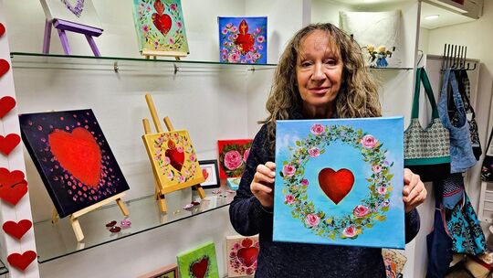 Galeristin Gabi Dietz mit einem Herz-Bild von Carolina Lizarazo-Bross. Foto: Florian Stegmaier Galeristin Gabi Dietz mit einem Herz-Bild von Carolina Lizarazo-Bross. Foto: Florian Stegmaier
