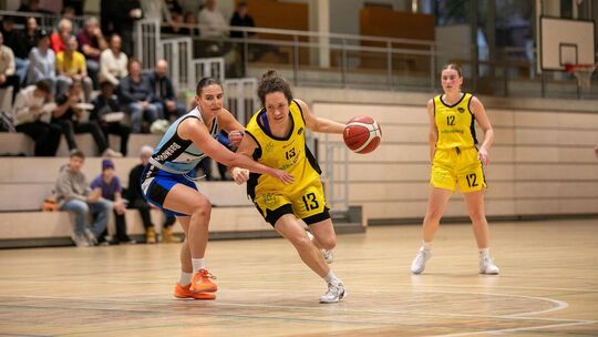 Luise Büchele (rechts) war mit 18 Punkten und 14 Rebounds Topscorerin in der Partie gegen BBU‘01 Ulm II. Foto: Thimo König