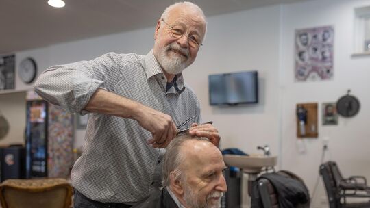 Max Hauff arbeitet auch noch mit 75 mittlerweile angestellt in seinem Friseursalon. Ob sich eine Aktivrente für ihn rechnet, wei