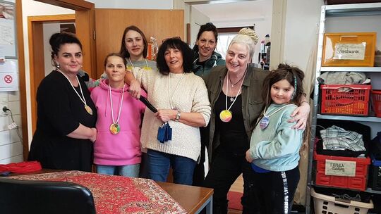 Am Eröffnungstag des Umsonstladens im Einsatz: Nafija Hamidovic, Silvia Mohr, Oleksandra Matviienko, Birgit Elholm, Kristina Ros Am Eröffnungstag des Umsonstladens im Einsatz: Nafija Hamidovic, Silvia Mohr, Oleksandra Matviienko, Birgit Elholm, Kristina Ros