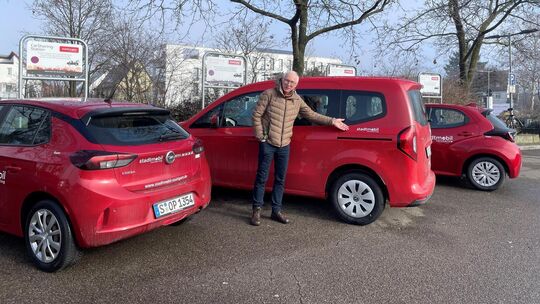 Heinrich Brinker präsentiert stolz den Citan. Foto: Antje Dörr