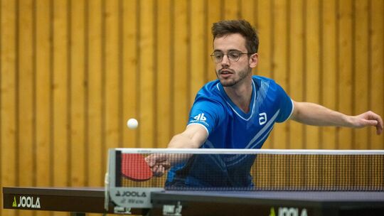 Fabian Gerstberger hatte zu kämpfen, trug für den TSV Jesingen aber mit einem Sieg zum Erfolg bei. Foto: Carsten Riedl Fabian Gerstberger hatte zu kämpfen, trug für den TSV Jesingen aber mit einem Sieg zum Erfolg bei. Foto: Carsten Riedl