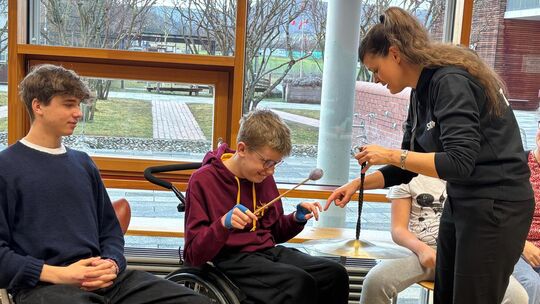 Jasmin Bachmann übt den konzertanten Blitz mit Becken und Trommelschlegel mit den Schülern. Foto: Iris Häfner