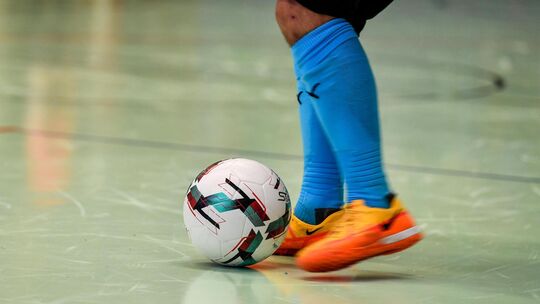 In der Halle geht es temporeich zur Sache. Symbolbild