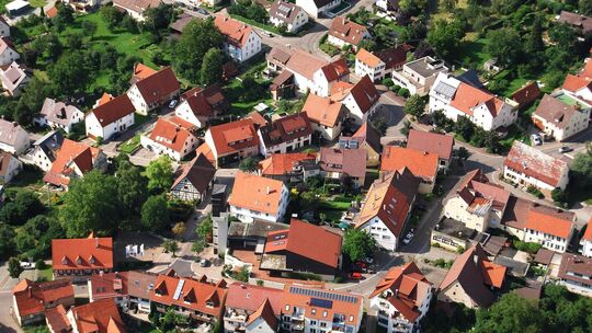 Dorfansicht mit Rathaus und Kirche: In der Hauptstraße 5 entstehen nun zwölf neue Wohnungen. Foto: Carsten Riedl