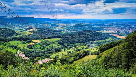Blick auf den Wald in Häringen, Pfundhardthof, Hepsisau, die Limburg und Weilheim. Foto: Jörg Bächle