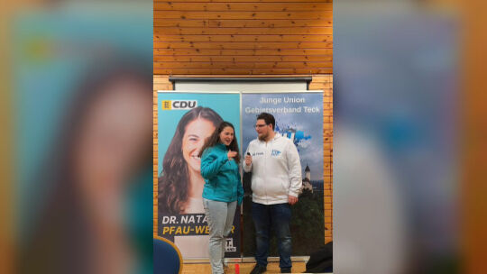 Die Landtagsabgeordnete Natalie Pfau-Weller (CDU) und Felix Gläser von der Jungen Union sprechen über den Haustürwahlkampf, bei