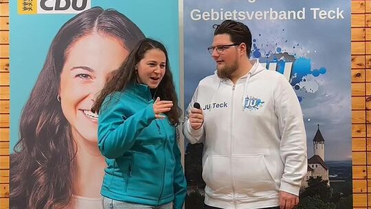 Die Landtagsabgeordnete Natalie Pfau-Weller (CDU) und Felix Gläser von der Jungen Union sprechen über den Haustürwahlkampf, bei