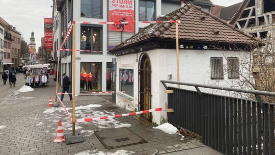 Latten und Absperrband sollten zeigen, wie weit der Kiosk nach alter Beschlusslage in die Straße ragen würde. Foto: Andreas Vo