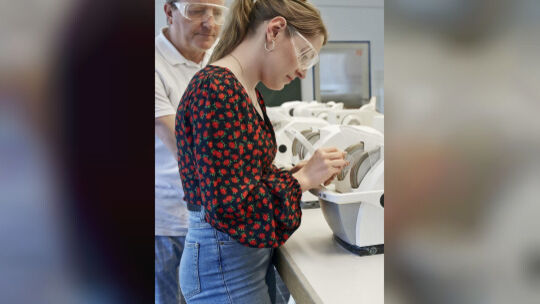 Brillenschliff, Reparatur und Anpassung – nur ein paar Dinge, die Augenoptiker-Auszubildene innerhalb von drei Jahren lernen. Fo Brillenschliff, Reparatur und Anpassung – nur ein paar Dinge, die Augenoptiker-Auszubildene innerhalb von drei Jahren lernen. Fo