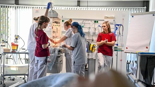 Die Berufsfachschule für Pflege der Medius Klinik Nürtingen trainiert mit Azubis in einem Simulationszentrum Notfallszenarien be