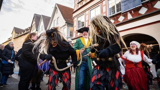 Es hilft alles nichts: Oberbürgermeister Pascal Bader wird vor das Narrengericht gezerrt. Foto: Tobias Tropper Es hilft alles nichts: Oberbürgermeister Pascal Bader wird vor das Narrengericht gezerrt. Foto: Tobias Tropper