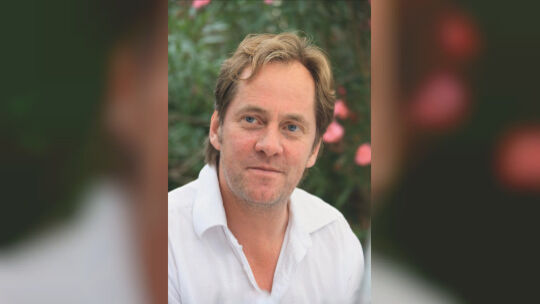 Der Autor Johannes Hucke stellt in der Stadtbücherei sein Werk „Dragoner wider das Morgenlicht“ vor. Foto: pr