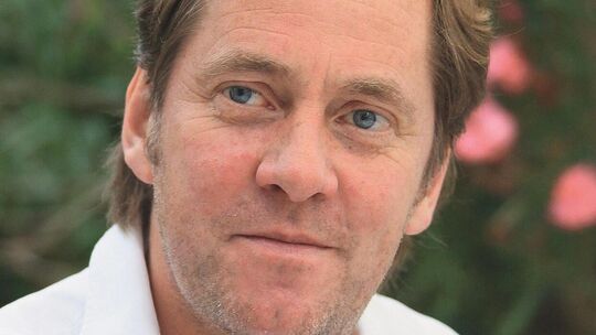 Der Autor Johannes Hucke stellt in der Stadtbücherei sein Werk „Dragoner wider das Morgenlicht“ vor. Foto: pr