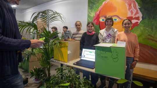 Eine grünere Schule für ein besseres Klima wünschen sich Laura, Lilly, Josephine und Milena (von links).   Foto: Carsten Riedl