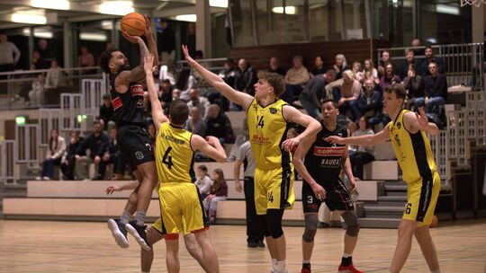 Die Knights mit Edonis Paqarada, Alexander Stief und Andreas Nicklaus (von links) mussten den Göppingern gratulieren. Foto: Thim