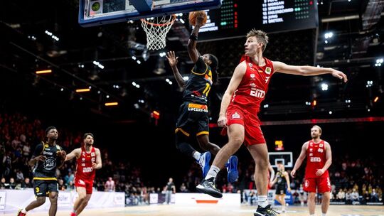 Tyrel Morgan hat wieder gepunktet: Mit den Kirchheim Knights gelang dem Neuzugang in Nürnberg ein wichtiger Sieg. Foto: Wolfgang