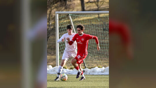 Alperem Emre Karaceylan (rechts) und der TSV Weilheim haben sich gegen den SV Westerheim durchgesetzt. Foto: Markus Brändli