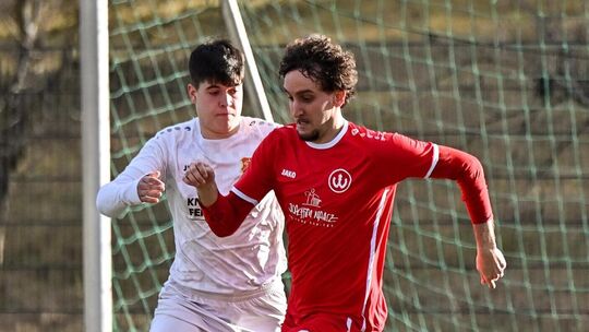 Alperem Emre Karaceylan (rechts) und der TSV Weilheim haben sich gegen den SV Westerheim durchgesetzt. Foto: Markus Brändli