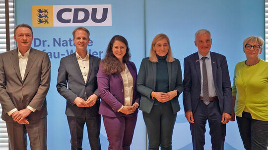 Bundesgesundheitsministerin Nina Warken (Mitte) wird eingerahmt von ihren Politiker-Kollegen Matthias Hiller und Natalie Pfau-We