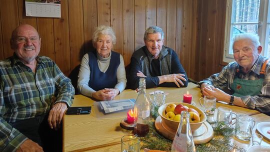 Gemütlicher Plausch in der Lindorfer Rübholz-Hütte (von links): Hütten-Kümmerer Karheinz Schmid, die ehemalige Waldfrau Marianne
