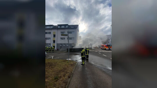 Aus dem Keller dringt so viel Qualm, dass er auf dem Bild kaum mehr von den Wolken im Hintergrund zu unterscheiden ist. Foto: