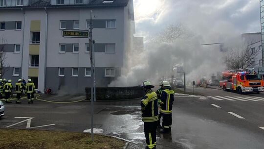 Aus dem Keller dringt so viel Qualm, dass er auf dem Bild kaum mehr von den Wolken im Hintergrund zu unterscheiden ist. Foto: