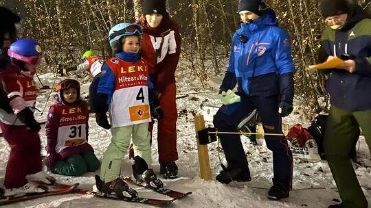 Die Kleinsten ganz groß: Bei den Rennen um das „Alb Double“, hier in Laichingen, stand der Ski-Nachwuchs im Mittelpunkt. Foto: T Die Kleinsten ganz groß: Bei den Rennen um das „Alb Double“, hier in Laichingen, stand der Ski-Nachwuchs im Mittelpunkt. Foto: T