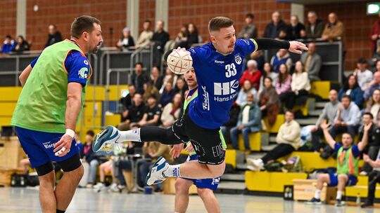 Sebastian Hübsch im Anflug: Der VfL Kirchheim hat sich im umkämpften Spitzenspiel durchgesetzt. Foto: Markus Brändli Sebastian Hübsch im Anflug: Der VfL Kirchheim hat sich im umkämpften Spitzenspiel durchgesetzt. Foto: Markus Brändli
