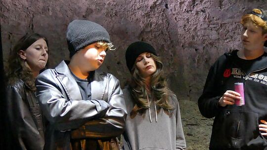 Die Oberstufen-Theater-AG des Schlossgymnasiums Kirchheim bringt charmant und gekonnt das Stück „Der Weg des Bösen – In den Fäng