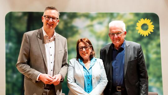 Andreas Schwarz begrüßt Gabriele Renz und Winfried Kretschmann bei der Buchvorstellung des Ministerpräsidenten im Alten Gemeinde