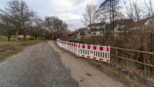 Für den Einsatz von Baumaschinen muss das Gelände vorbereitet werden, was das Zurückschneiden von Büschen und kleineren Gehölzen