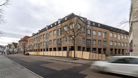 Der Bauzaun um die Kreissparkasse sticht ins Auge. Foto: Carsten Riedl