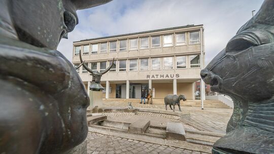 Im Dettinger Rathaus sprachen die drei Fraktionen zum Haushaltsplan mit einer Stimme. Foto: Carsten Riedl