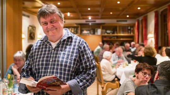 Jürgen Seibold liest aus seinem Krimi vor. Foto: pr