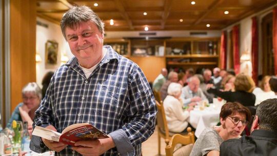 Jürgen Seibold liest aus seinem Krimi vor. Foto: pr