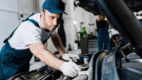 Laptop und System-Software statt Schraubenzieher und Ölkännchen – das Kfz-Gewerbe steckt im Wandel. Foto: Adobe Stock Laptop und System-Software statt Schraubenzieher und Ölkännchen – das Kfz-Gewerbe steckt im Wandel. Foto: Adobe Stock