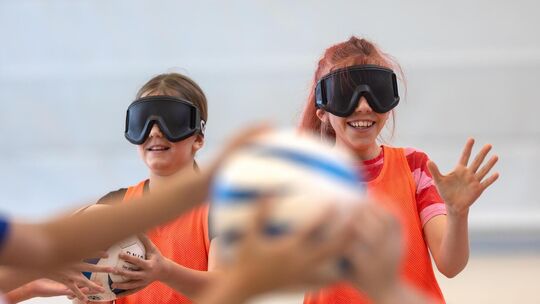 Mit Dunkelbrillen auf der Nase einen rasselnden Blindenfußball herumreichen - nur eine der Aufgaben, die die Fünftklässler der R